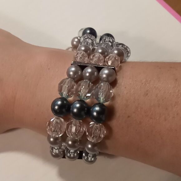 Stretchy bead bracelet. Pretty big - Picture 1 of 2